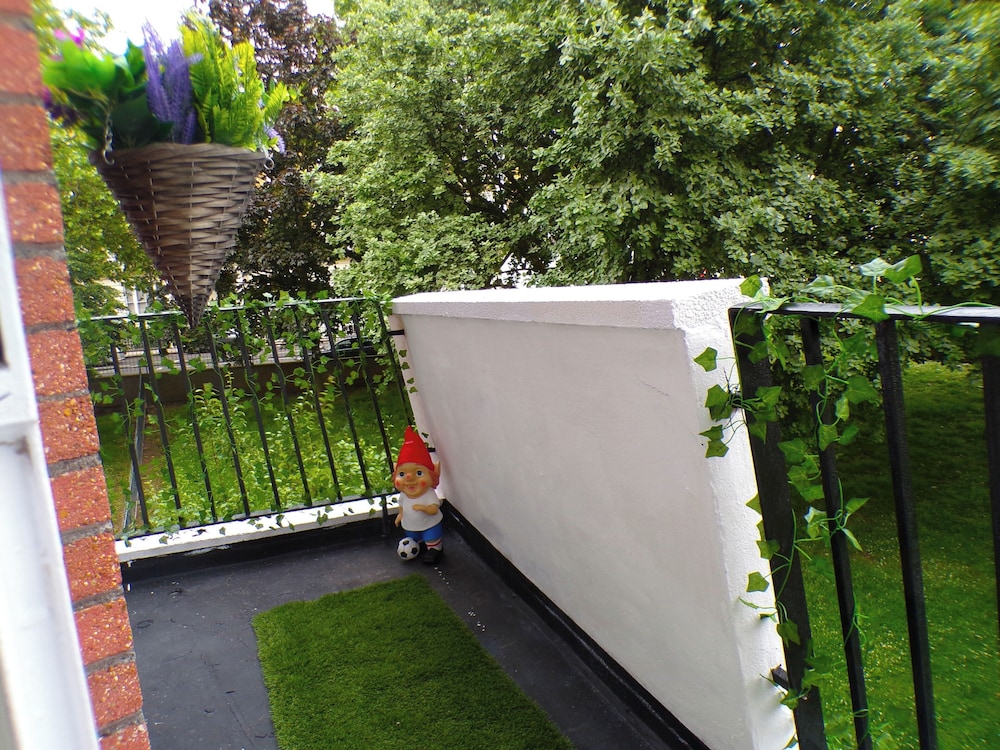 Apartmentsleeps7-paddington-balcony-bbq-ac