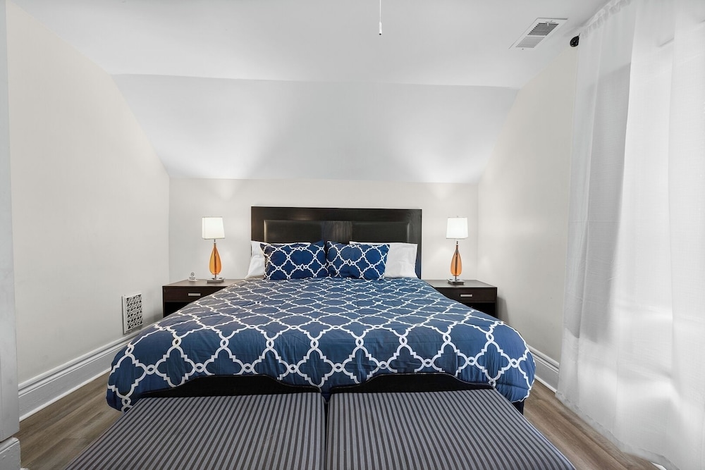 Detroit Escape: 2BR Apartment for 7 w/ Wifi