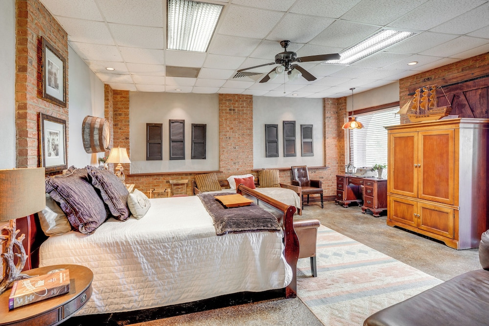 1 Mi to Lake Guntersville: Scenic Condo Retreat!