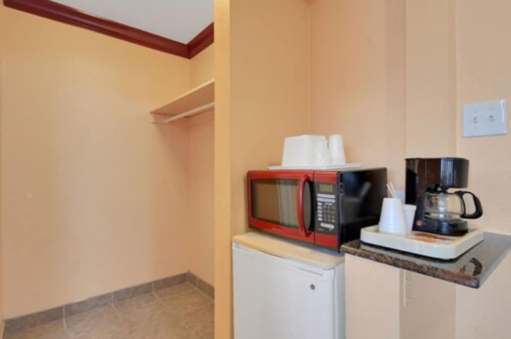 America's Deluxe Inn, photo 27