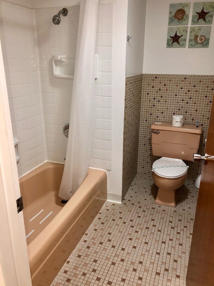 Budget Host Cloverland Motel