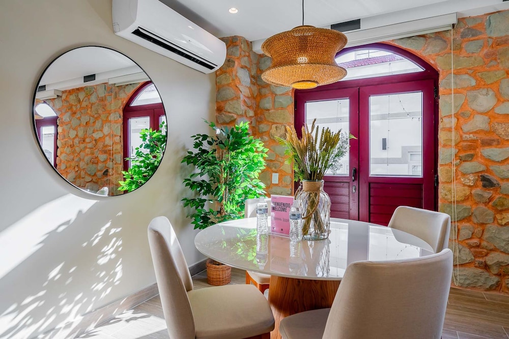 w Beautiful 2BR w Balcony in Casco Viejo