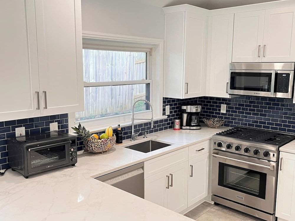 Stylish Comfort Modern Chef Kitchen 4 BR 2 Baths