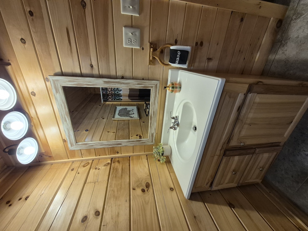 Black Bear Retreat 2 Beds! 2 Bedroom Cabin