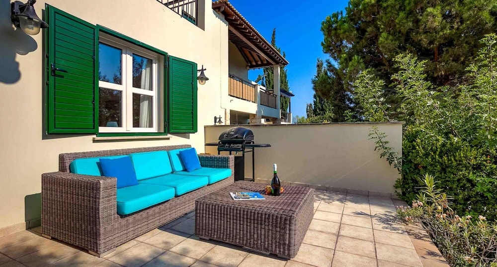 Villa Nefeli - Charming Townhouse in the Heart of Aphrodite Hills Resort view 5