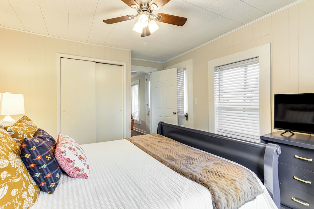 Downtown Heflin Cottage w/ Deck & Fire Pit! view 3