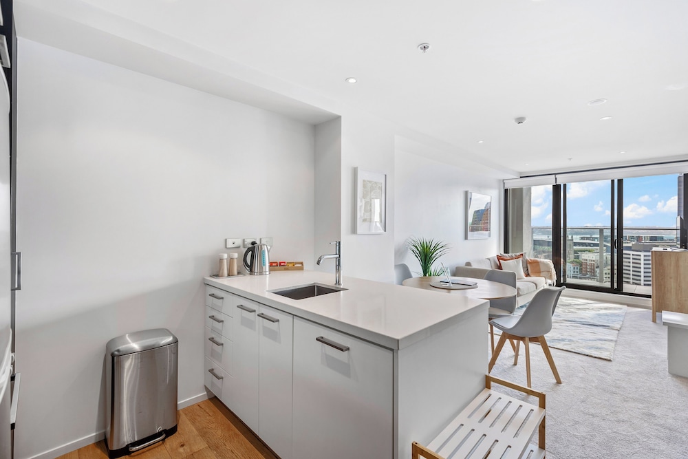 Queen St Stay, Pool,Gym,Tower Views | Zodiak Stays