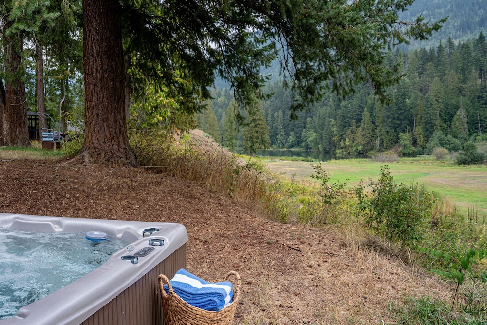Revelstoke Lakehouse by Revelstoke Vacations