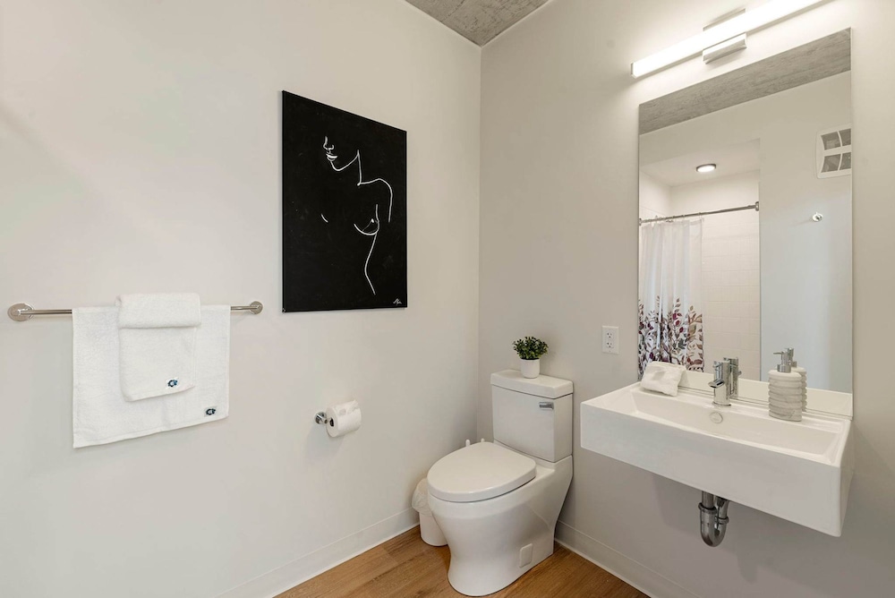 3 Bed 3 Bath High Rise With Gym Amenities