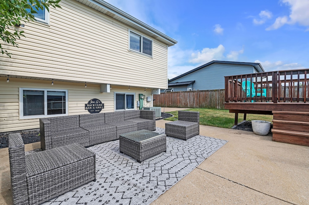 Modern Retreat With Private Pool & Yard 3 Bedroom Home