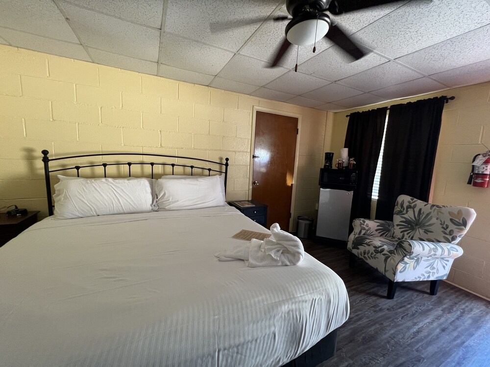 JI4, King Guest Room at the Joplin Inn at entrance to the resort by RedAwning view 5