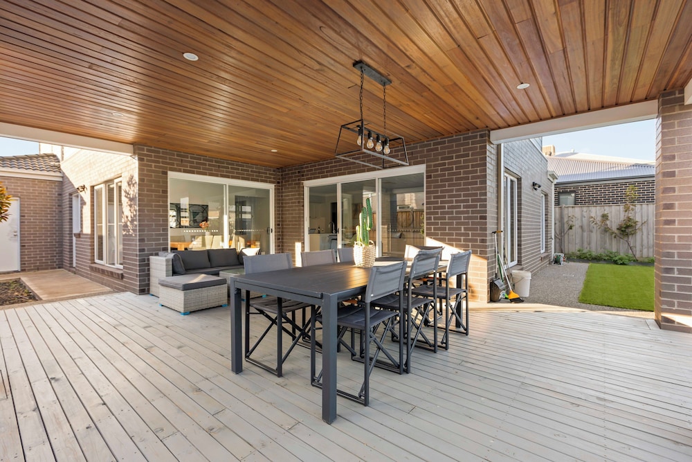 StayAU Contemporary 5BRM Families Home Point Cook