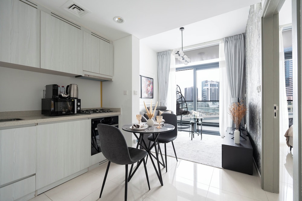 KeyRock - Modern 1BR in Zada with Pool