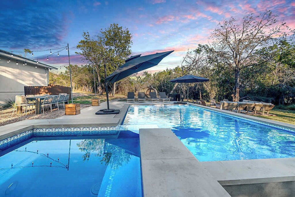 Luxe Poolside Retreat W/sauna-minutes From Downtown!