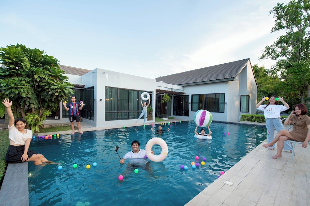Penny - Farthing Pool Villa