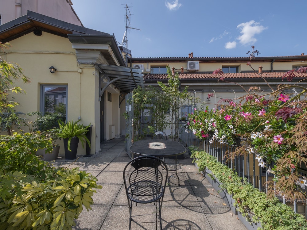 Corso Venezia - Elegant 1 BR apt With Shared Rooftop Terrace in the Heart of Milan