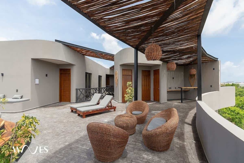 Luminous 2 BR With Roof Pool Close to Hotel Zone by Waves Management