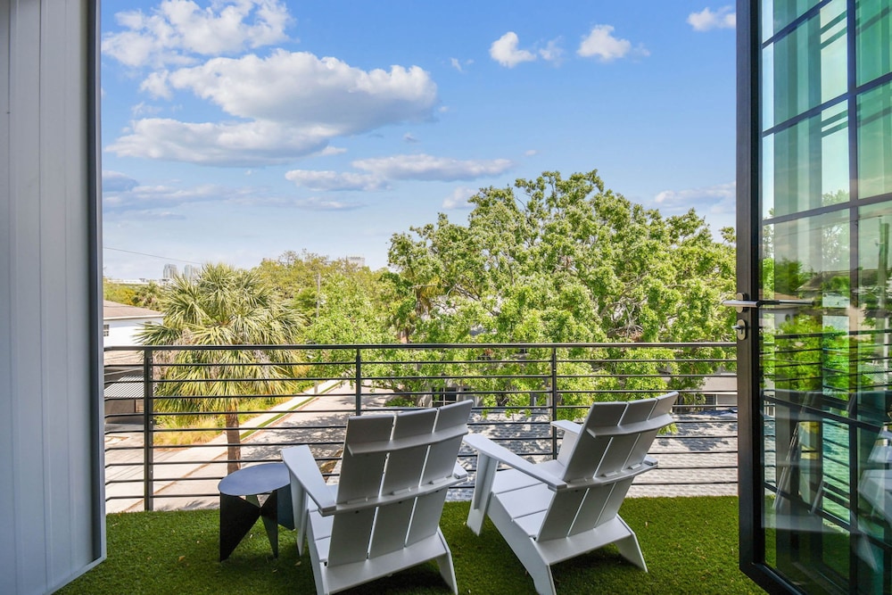 NEW The Strata Barn - Luxury Hyde Park Townhome