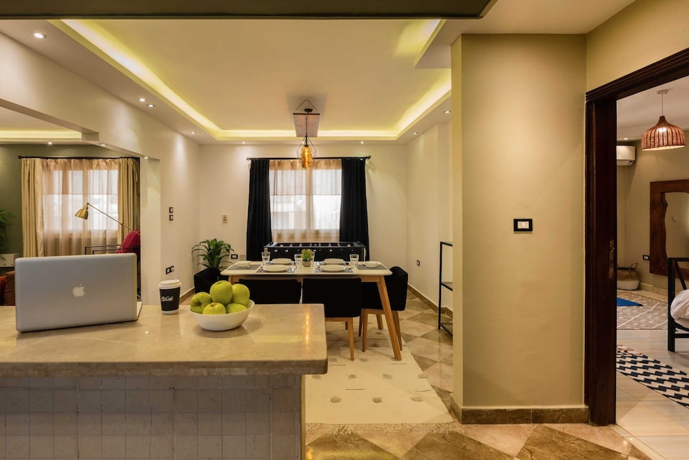 Xuru Stays I Play Foosball & Do Yoga - 1 BR Apt. 5 Min To Airport