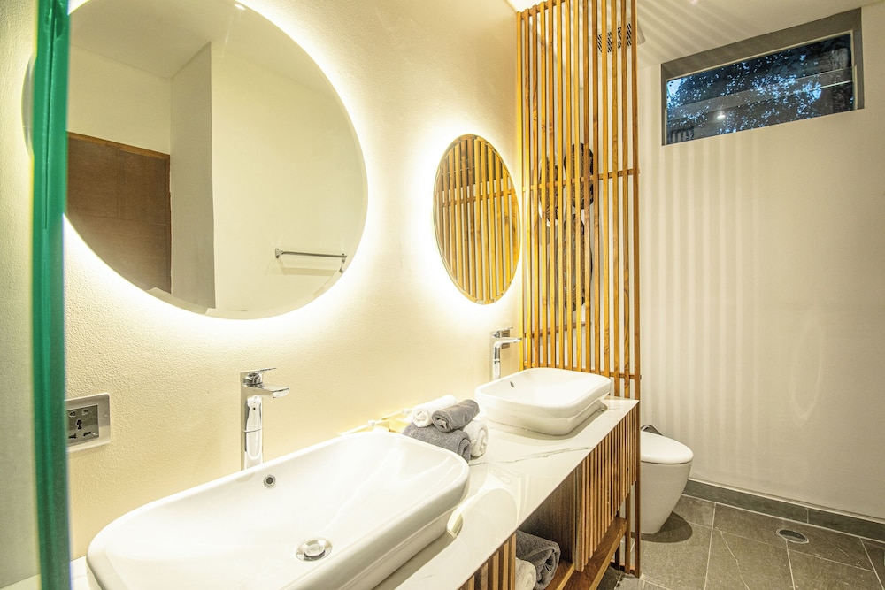 Enchanting 5BR Canggu Villa Moments to Sea