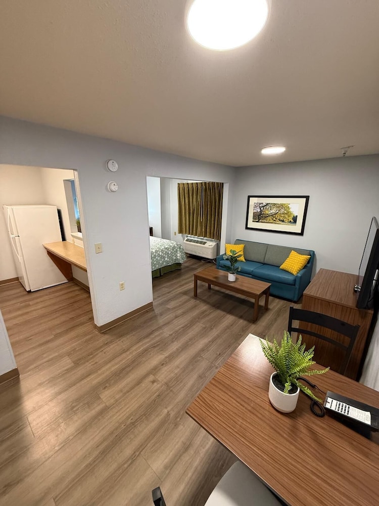 Hotel HomeTowne Studios & Suites by Red Roof Greensboro - Image 1