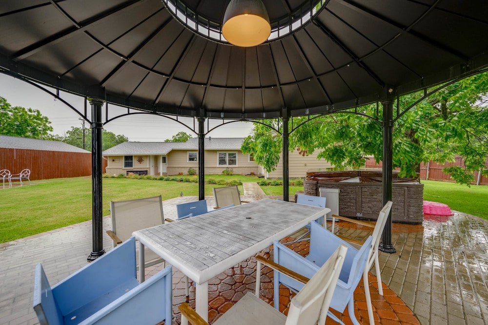 5 2 two Kings hot tub Firepit 16min to Wine Trail Nearby Pickleball Courts Pool