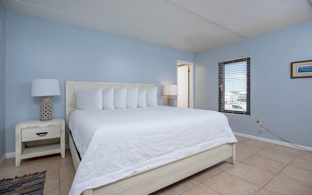 Island Winds East 211 3 Bedroom Condo