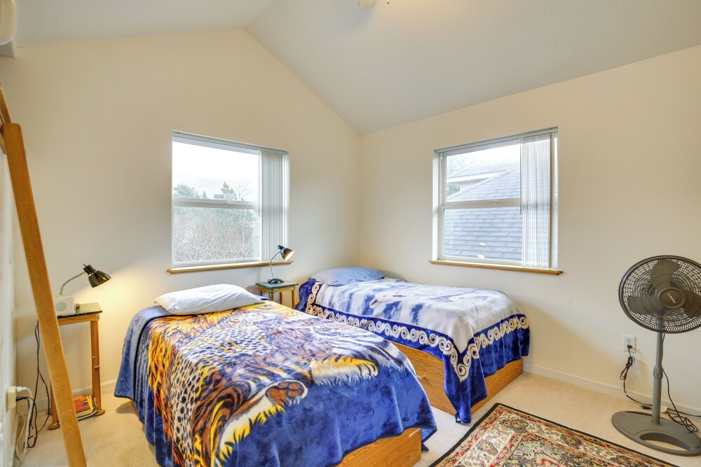 1 Block to Twin Rocks Beach: Pet-friendly Cottage