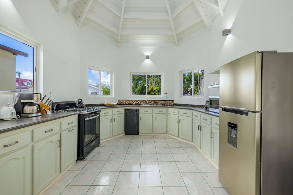 Newly Renovated 4BR 4BA Private Pool Eagle Beach