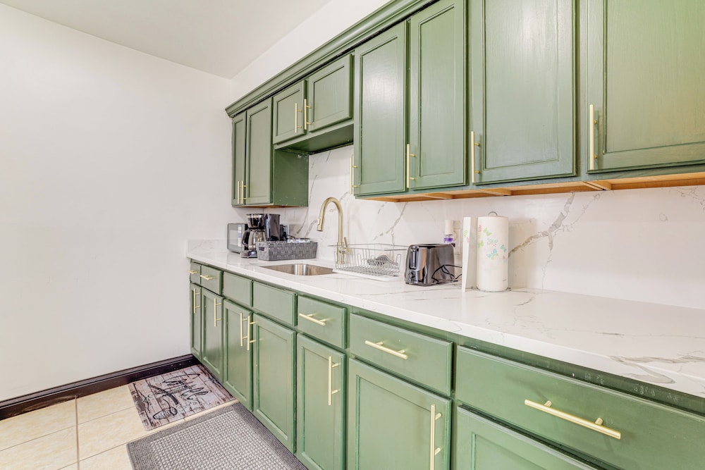 3 Mi to Hard Rock Casino: Charming Home in Gary!