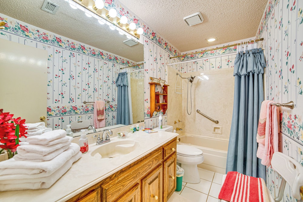 Pet-friendly Home w/ Pool - 8 Mi to Central Plano!