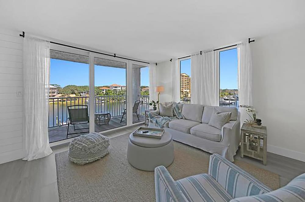Dolphin Point #401c