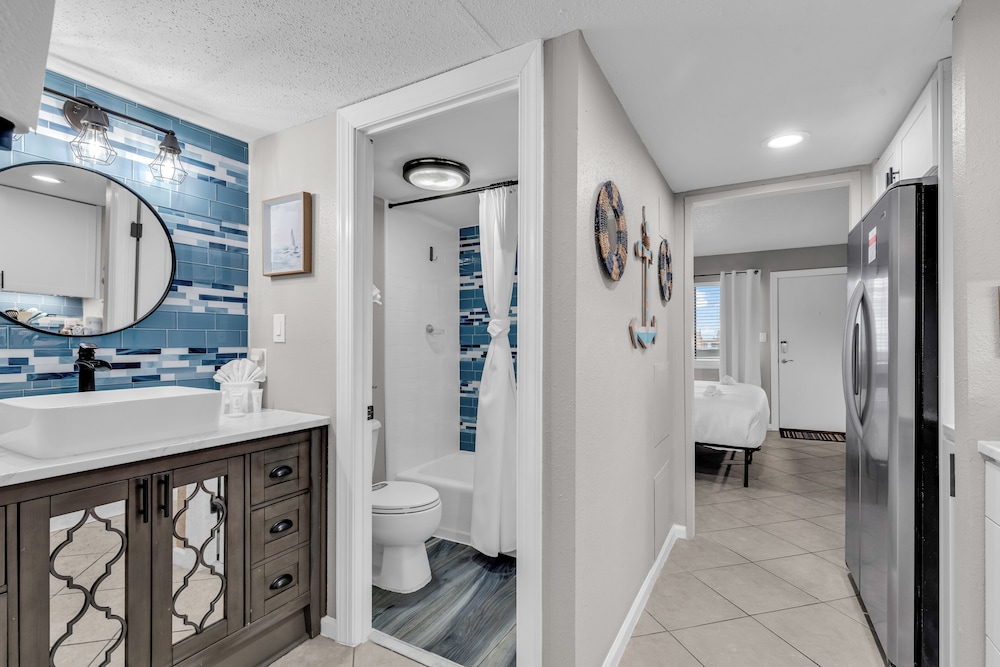 Oceanfront Resort, Great Views, King Bed, 7 Pools!
