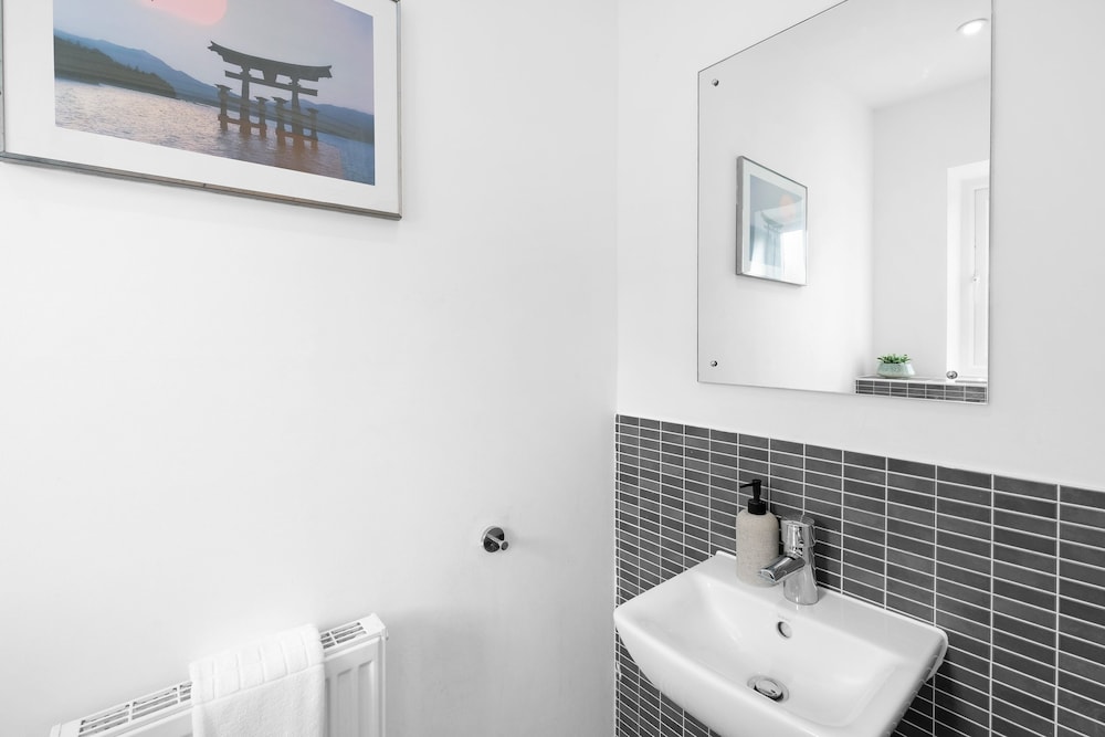 Spacious 6 Bedroom House in Denton Way