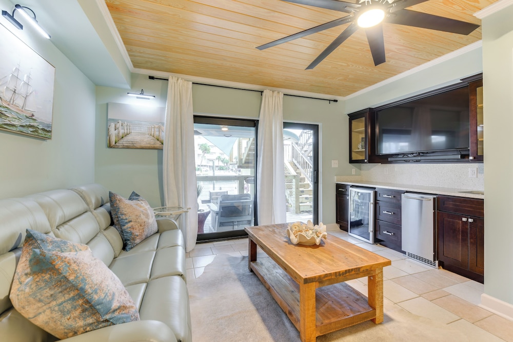 Boat, Fish & Walk to Beach: Waterfront Destin Gem!
