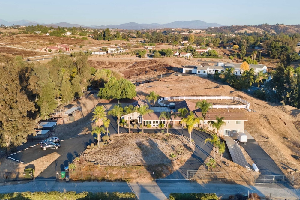 Bordeaux by Avantstay Private Pool, Hot Tub & Game Room Near Temecula