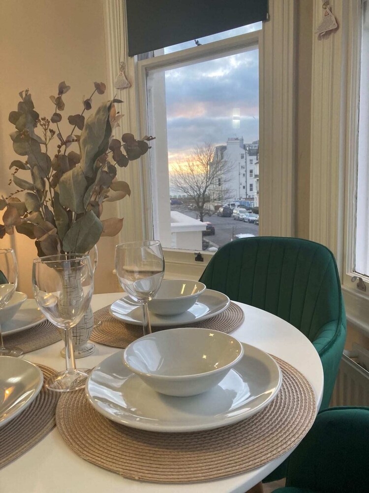 Stunning Seaside 2BD Flat in Brighton With Oblique Sea Views view 5