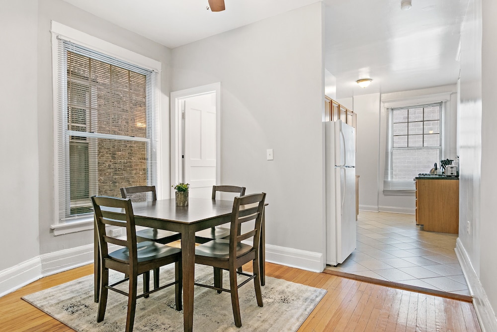 2BR near Wrigley - Grace 05-3