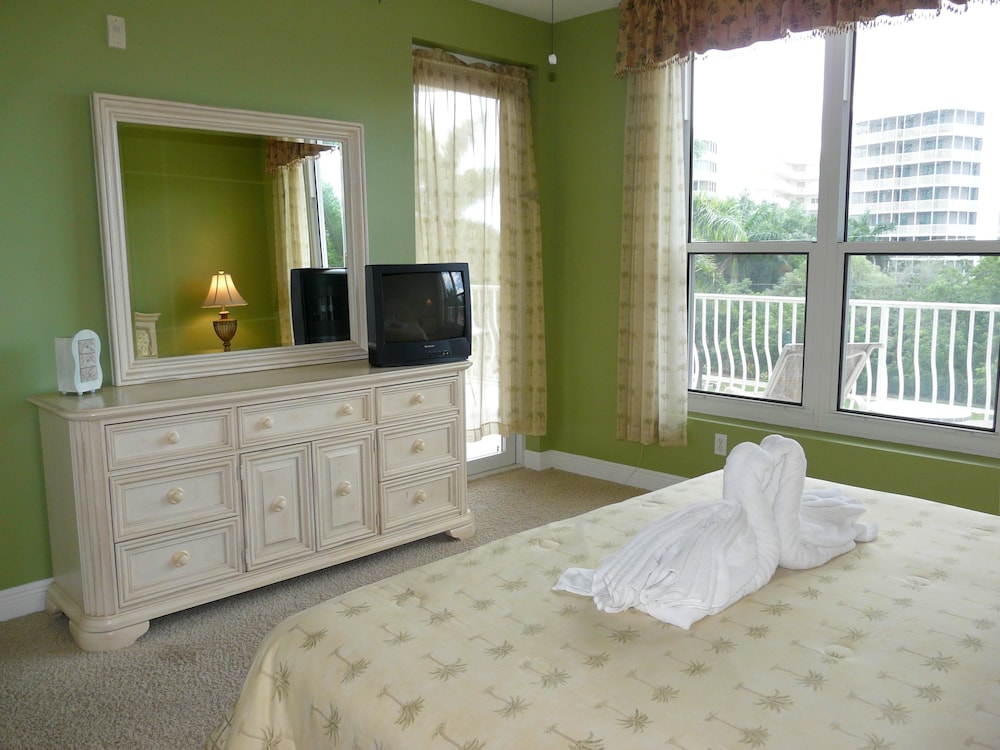 Spacious Condo With sky Views and Steps to South Beach view 4