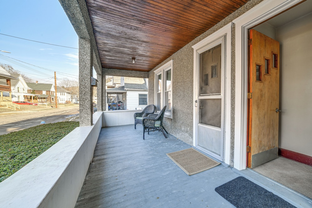 1 Mi to Dtwn Binghamton: Apt w/ Covered Balcony!