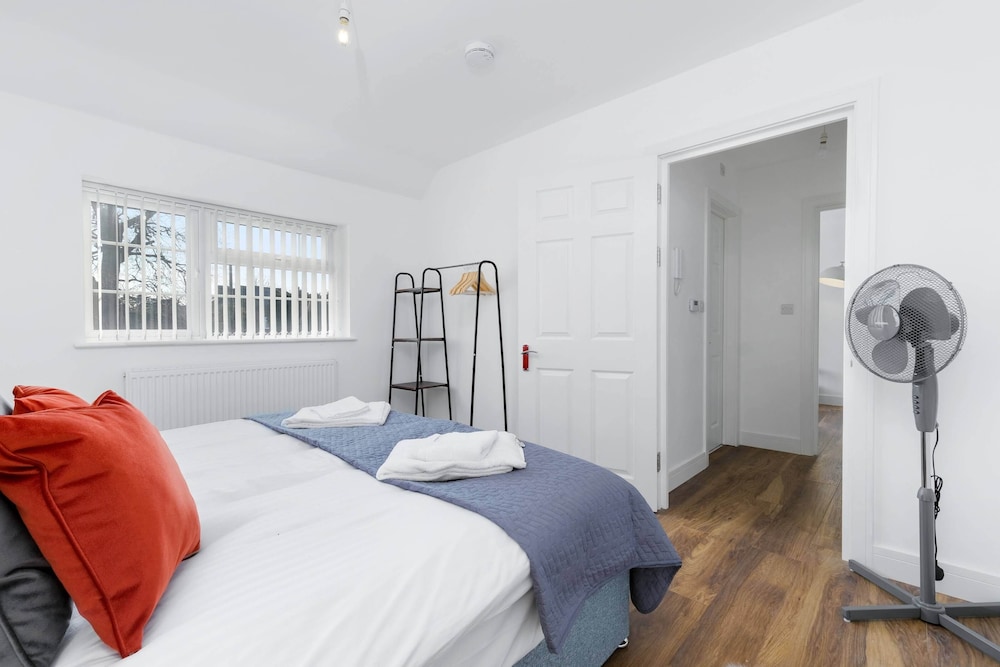 Pinewood 1 &2 Bedroom Apt. by Arista Living view 2