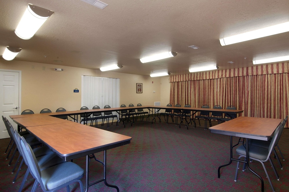 Days Inn by Wyndham Centre - Property Image 6