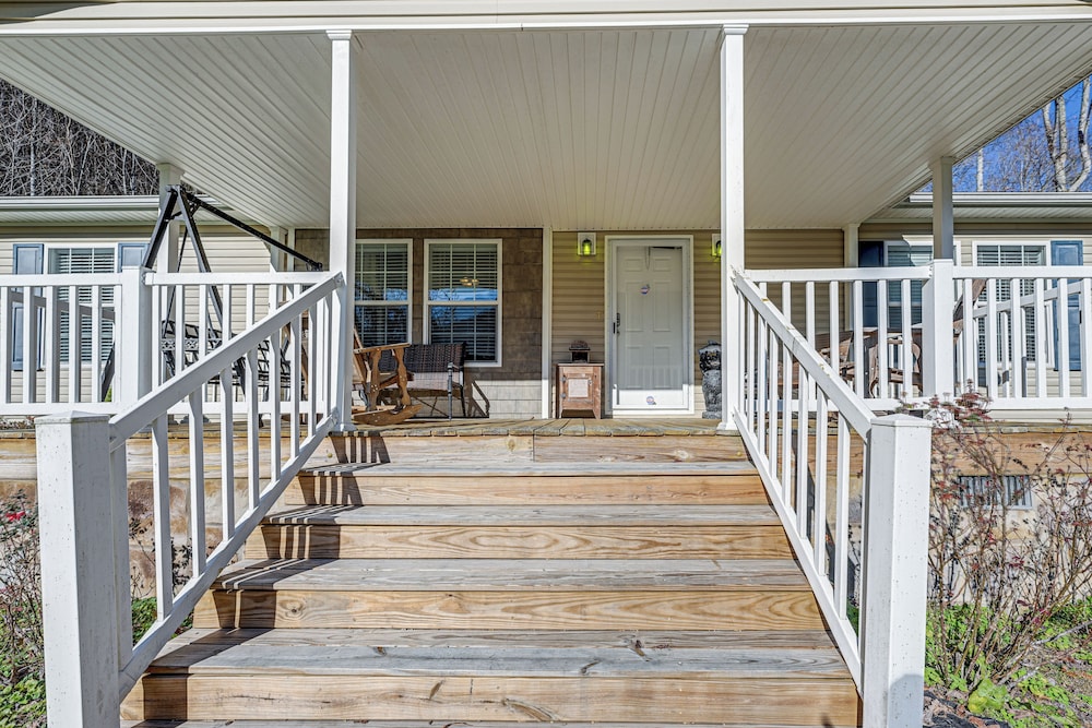 Creekside Haven w/ Fire Pit Near Nantahala River