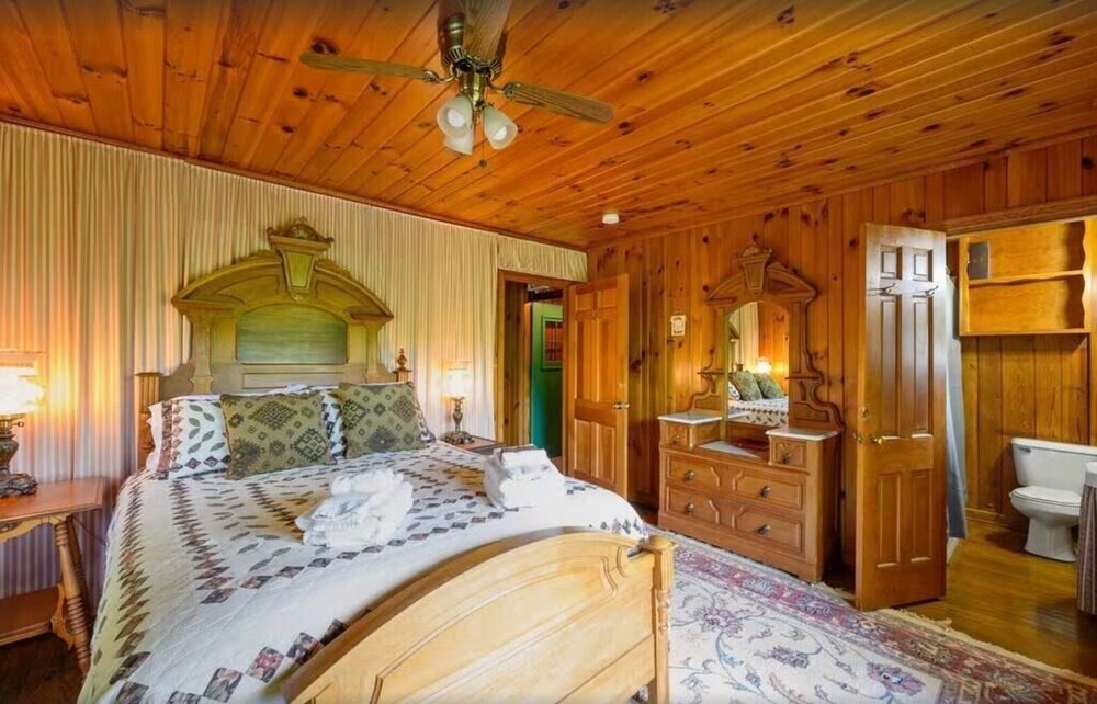 Little Greenbriar Lodge 13 Bedroom Cabin by RedAwning view 3