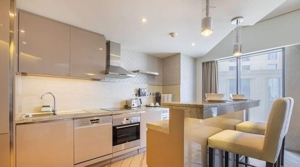 Elegant 1BR Apartment Near Dubai Frame
