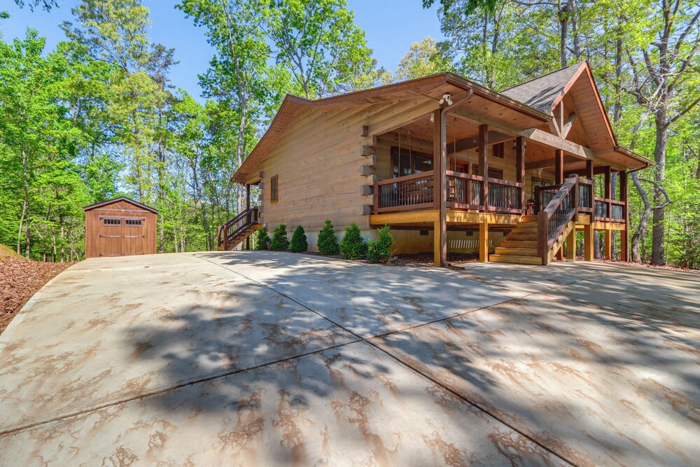 Ellijay Mountain Cabin w/ Hot Tub & Spacious Deck