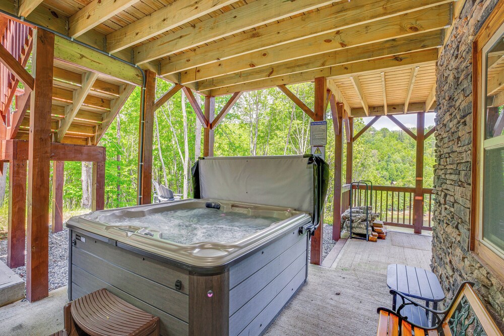 Lakefront Cabin in Elk Park w/ Hot Tub & Mtn Views