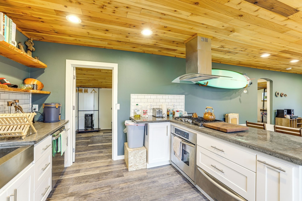 Walk to Beach: Creek-front Sekiu Home w/ Fire Pit!