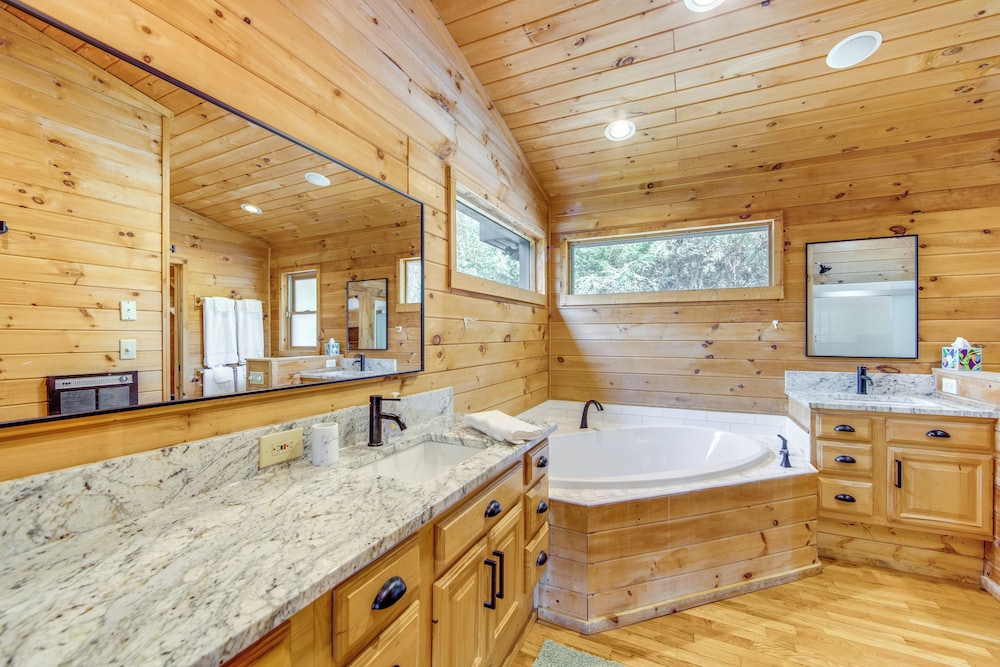 10 Mi to Waynesville: Cabin w/ Hot Tub & Mtn Views