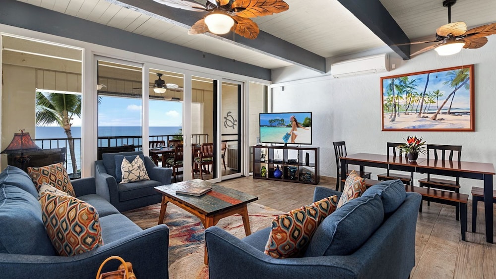 Stunning Top Floor Ocean Front Condo AC & Wifi